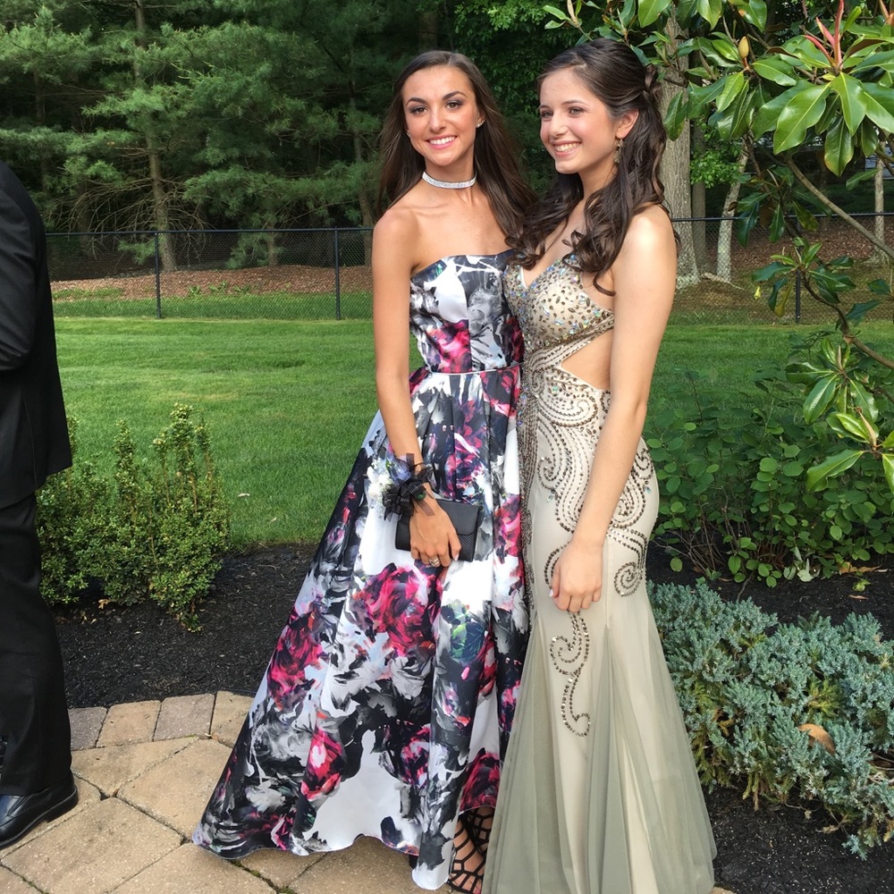 Prom dress!! Beautiful only worn once!!